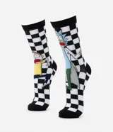 Medias de caña alta con diseño cuadriculado en blanco y negro, con estampas de los personajes Rick y Morty.