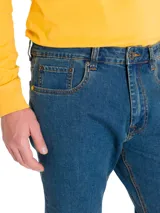 Jeans de mezclilla azul con calce slim, diseño clásico de cinco bolsillos y costuras en contraste.