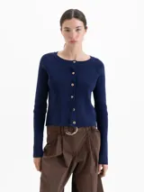 Cardigan de punto acanalado en color azul marino, con ajuste al cuerpo, mangas largas raglán y cierre frontal con botones dorados.
