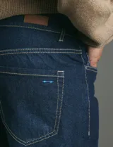 Pantalon jean de corte recto clásico con diseño de cinco bolsillos, confeccionado en algodón.