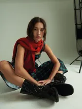 Botas de caña media confeccionadas en cuero texturado color marrón. Presentan un diseño robusto con múltiples hebillas metálicas ajustables, apliques circulares laterales y punta cuadrada. Cuentan con un taco cuadrado de 5 cm de altura.