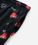 Pantalón de pijama de plush color negro con estampado integral de Cars, incluyendo a Rayo McQueen, el número 95 y rayos. Cuenta con cintura elástica con cordón de ajuste y puños en los tobillos.