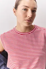 Remera sin mangas de corte recto y cuello redondo, con diseño de rayas horizontales celestes y blancas, y hombros ligeramente estructurados.