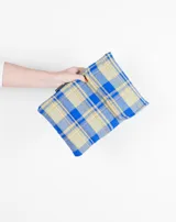 Funda para laptop de tela de franela con diseño de cuadros en tonos azules y beige, con cierre de solapa.