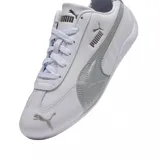 Championes Puma modelo Speedcat LTH, de diseño inspirado en el automovilismo. Presentan una base de cuero blanco con detalles en color dorado en los laterales y el logo de la marca. Cuentan con una suela de goma negra de perfil bajo y diseño envolvente en el talón.