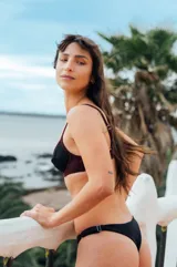 Bottom de bikini colaless, color negro en la parte trasera y bordeaux en la parte delantera. Confeccionado en lycra premium, sin costuras y con breteles regulables en los costados.