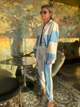 Camisa de manga larga con bloques de color en jean celeste y gabardina color crema.