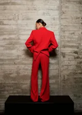 Pantalón de vestir rojo de corte recto y tiro medio, confeccionado en poliéster.