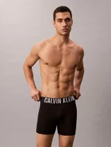 Pack de tres bóxers largos de microfibra en color negro, tiro medio y ajuste ceñido. Cuentan con cinturilla elástica distintiva de la marca Calvin Klein con el logotipo en contraste de colores rojo, blanco y gris.