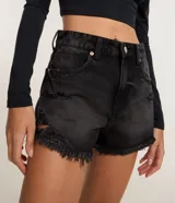 Short de jean femenino de corte slim, con trabillas en la cintura, bolsillos y cierre delantero tradicional. Presenta detalles desgastados y terminación deshilachada.