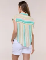 Camisa de gasa estampada con rayas verticales en tonos verde, amarillo y salmón, de manga corta estilo japonesa, cuello con solapa y cierre frontal con botones. Cuenta con un bolsillo aplicado en el frente y detalle de nudo en el ruedo.