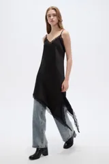 Vestido midi de poliéster color negro, con tirantes finos, escote en V profundo y detalles de encaje en el escote y el dobladillo asimétrico.