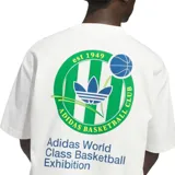 Remera de algodón color blanco con cuello redondo y corte relajado. Presenta un pequeño logo circular estampado en el pecho y un diseño gráfico grande en la espalda que incluye el logo de Adidas, motivos de básquet y texto alusivo.
