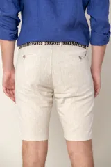 Bermuda de corte clásico confeccionada en una mezcla de ramio y algodón, con cierre frontal de botón y bolsillos laterales.