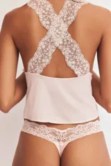 Pack de tres bombachas colaless de tiro bajo, confeccionadas en microfibra color rosa pálido con un borde ancho de encaje floral en la cintura.