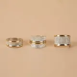 Anillo de diseño ancho con acabado satinado en plata 925, que presenta una banda central lisa en oro, creando un contraste elegante y moderno.