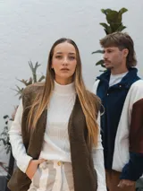 Sweater blanco de tejido de punto trenzado, con cuello alto y mangas largas.