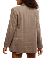 Blazer oversize de tejido a cuadros Príncipe de Gales en tonos marrones y beige, con solapas clásicas, cierre frontal de un botón y bolsillos de parche.