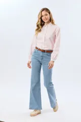 Pantalón de jean wide leg de algodón con elastano, color celeste, de tiro alto y corte amplio con bolsillos traseros.