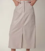 Pollera midi de cuero ovino con diseño tipo jean, cierre frontal con botón y tajo central.