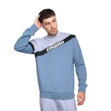 Buzo de cuello redondo Umbro, con diseño de bloques de color en gris y azul, y banda diagonal negra con el logo de la marca estampado en blanco.