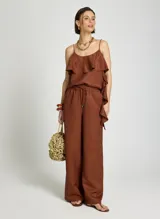 Pantalon de vestir de saten color marron, corte ancho, con cintura elastizada y cordón ajustable.