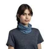 Cuello multifuncional Buff Coolnet Uv® color celeste, ideal para proteger del sol y del viento durante actividades al aire libre.