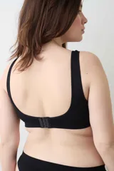 Soutien clásico blanco de microfibra seamless, sin relleno y con hombros anchos.