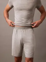 Shorts de pijama Calvin Klein de la colección Ultra Soft Modal, color gris, de corte recto y diseño sin cierres con bolsillos en las costuras laterales y cinturilla elástica distintiva de la marca.