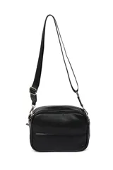 Bandolera negra de cuero sintético con correa ajustable y bolsillos.