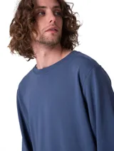 Buzo de cuello redondo Cat modelo Cat Patch French Terry Crewneck, color azul, confeccionado en felpa francesa con puños, cuello y cintura de canalé, y pequeña etiqueta con logo en el dobladillo.