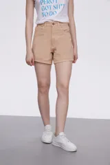 Short de jean de tiro alto, con corte recto y diseño liso en color azul clásico con costuras en contraste.