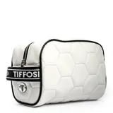 Necessaire Tiffosi con diseño acolchado que simula la textura de una pelota de fútbol, en color blanco con detalles en negro. Cuenta con cierre superior, asa lateral con el nombre de la marca y logo metálico frontal.