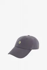 Gorra de béisbol gris con visera curvada, confeccionada en algodón. Presenta un pequeño logotipo bordado en color amarillo claro en el panel frontal.