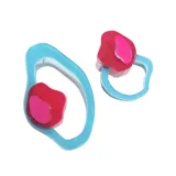 Par de aros colgantes con forma orgánica, compuestos por una estructura de acrílico celeste y una pieza superpuesta de acrílico rojo con detalle rosa.