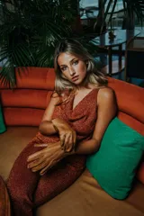 Top azul petróleo sin mangas, tejido en hilado brillante, con escote drapeado y choker integrado.