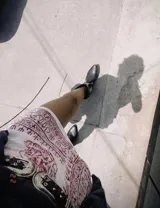 Bota corta estilo western de cuero color marrón, con taco cuadrado de 5 cm y diseño clásico. Presenta un acabado desgastado en la puntera y el talón.