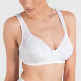 Soutien reductor clásico color blanco con detalles de puntilla, breteles anchos regulables y escote bajo. Confeccionado con tela que contiene fibra LYCRA® reforzada.
