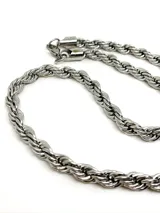 Cadena de acero plateado con eslabones retorcidos de 7mm de espesor y 45cm de largo.