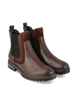 Bota tipo Chelsea de caña corta en color chocolate, con textura de reptil y paneles laterales elásticos en color negro. Presenta una suela track dentada y un diseño robusto.