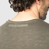 Remera de cuello redondo y manga corta, confeccionada en algodón orgánico slub con textura sutil. Presenta un diseño minimalista de corte clásico.