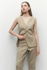 Pantalón sastrero recto color gris oscuro con costuras a lo largo de ambas piernas y cierre invisible en uno de sus laterales.