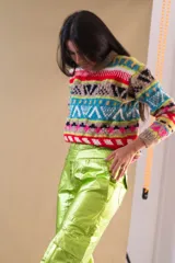 Pantalón cargo colorado de tela brillante con elástico en la cintura y bolsillos con solapa.