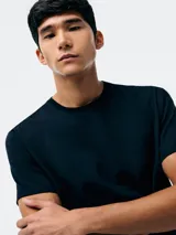 Camiseta de manga corta con cuello redondo, confeccionada en algodón de alta calidad, con un diseño liso y corte clásico.