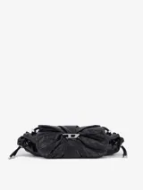 Bolso de hombro tipo baguette de cuero bovino negro, con diseño fruncido radial alrededor del cierre metálico con logo 'D'. Presenta cordones ajustables laterales y una correa de hombro desmontable.