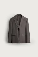 Blazer de corte regular fit en color gris, con solapas de muesca, cierre frontal de un botón y bolsillos con solapa en la cadera.