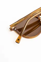 Lentes de sol polarizados con armazón redondo de carey marrón y micas oscuras.