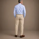 Pantalón de corte recto y estilo clásico, color azul marino, con bolsillos laterales y cierre frontal con botón y cremallera.