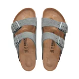 Sandalia Birkenstock modelo Arizona con dos correas ajustables de cuero con acabado efecto desgastado, plantilla anatómica de corcho y suela de goma antideslizante.