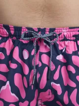 Short de baño con estampado botánico en tonos naranja y coral, con cintura elástica ajustable mediante cordón y malla interior para mayor soporte.